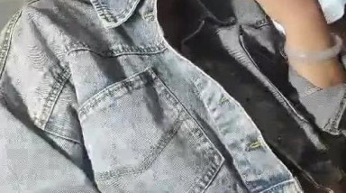 熟女老婦女也有人愛,紋身大哥勾搭上電子廠後勤保潔大媽,邊打電話邊摸J8,抽插