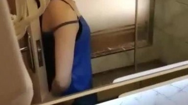 小夥勾搭上剛參加完同學婚禮美女伴娘附近酒店啪啪,伴娘小姐姐還有點害羞,後面慢慢就放開了