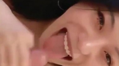 高颜值美女吃鸡 太大了 含不下吗 我试一下 这个小姐姐是真的顶 好漂亮 笑起来特别诱人 奶子也大