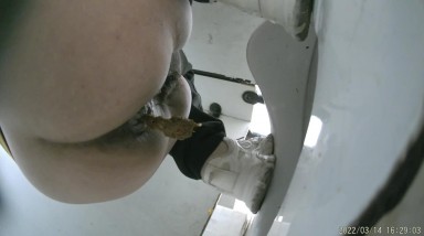 2022新流出厕拍大神潜入纸箱厂女厕全景后拍女工尿尿口味有点重