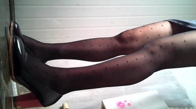 路边公厕偷拍黑丝熟女 虽然老了点但是BB保养的还不错