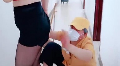 淫荡少妇  剧情黑丝淫臀美少妇 色诱强奸扫地环卫工 走廊里激情性爱 干的骚穴潮吹飙射 毯子都湿透了