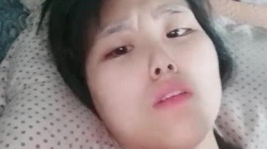 打工不易,很務實小夫妻出租屋啪啪,扒開嫩鮑,裏面水流泛濫了,妹子臉龐紅潤