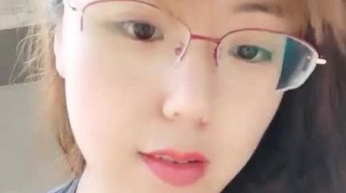 高顏值辣媽,戴個眼鏡斯斯文文,性感睡衣很撩人,孩子老師打電話,壹本正經回話,邊摩擦肥鮑