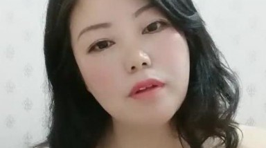 小哥捅了熟女的窩,躺下被幾個熟婦任意玩弄,搞硬大屁股就坐上去,像被女人幹了