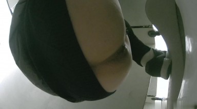 六月最新流出厕拍大神潜入纸箱厂女厕全景后拍 耐克鞋美眉侧身从后向前先擦屁股后擦逼这操作很不卫生