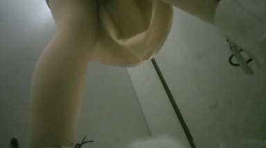 六月最新流出厕拍大神潜入纸箱厂女厕全景后拍几个穿着比较洋气年轻美眉尿尿