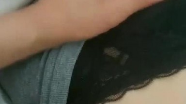 大清早剛睡醒就玩媳婦臊茓,掀開被子就摸,搞得媳婦哼哼唧唧醒了