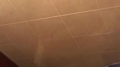 校园厕拍 体育课时趁同学还没下课就躲在女厕等女同学过来尿尿,光线超好，鲍鱼清晰