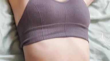 偷窥表姐回家换奶罩后睡午觉 还想趁她睡着去偷摸一把 看她动了一下连忙吓得跑出来