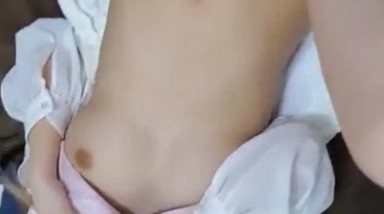 操漂亮美眉 好羞羞的妹子 捂着嘴被无套输出 奶子粉嫩 无毛鲍鱼超肥美 不敢内射只能射在逼上