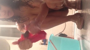 偷拍孩子上初中的女房东，超级大瓠子奶，对着屏幕洗红色内裤下面B洞张开鸡巴瞬间爆硬