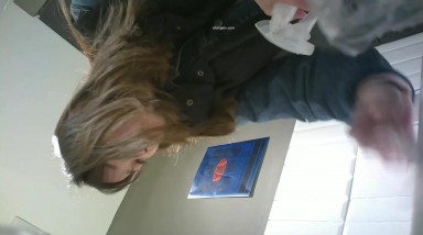 女厕牛逼角度近距离偷拍 不敢坐半蹲着尿的 牛仔裤少妇的小黑鲍