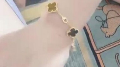 最新购买海角社区最爱瑜伽骚嫂子新作 给嫂子送奢侈品礼物疯狂做爱