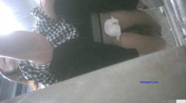 8月私房最新流出厕拍大神 潜入师范大学附近公共厕所偷拍青春靓丽的学妹嘘嘘 格子