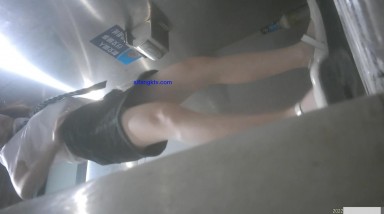 8月最新女厕厕拍大学生 黑短裙领带的小黑逼