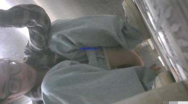 8月私房最新流出厕拍大神 潜入师范大学女厕厕拍偷拍格子衫眼镜妹