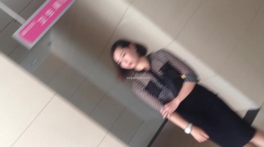 办公楼女厕厕拍一路跟踪偷拍透视装风骚老板娘嘘嘘