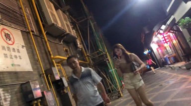 女厕跟踪偷拍热裤大长腿长发女神 水草茂盛的小肥鲍