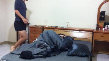 猴急男趁爸妈不在 把苗条小女友带到家中打情骂俏由浅入深扒光直奔主题