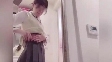 【精品TP】外站流出 坑闺蜜系列之偷拍室友JK制服平乳学生妹子 粉嫩粉嫩的