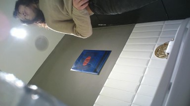 商场女厕漂亮的短发美女 被拍两次 肥肥的小穴 丰腴的肥臀