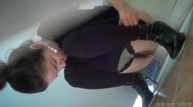 商场女厕全景偷拍短裙少妇的极品小嫩B