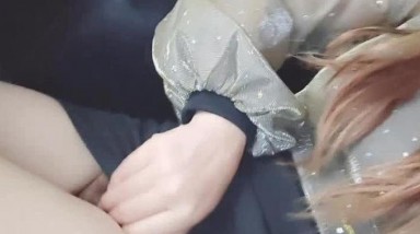 网吧勾引，女：我可以坐一下这边吗，谢谢哦，请问你一下这电脑是怎么开的，外面好热哦，进来吹一下空调的