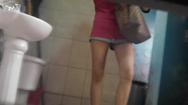 大神潜入商场女厕洞中偷窥多位漂亮的美女