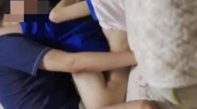 海角社区乱伦达人老吴热销7万钻封神之作 畸形的爱破处兄弟女儿第一次处女血那抹猩红是那么的刺眼