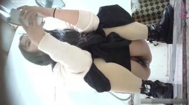 商场女厕全景偷拍 短裙美女的小嫩B 连着拍了两次