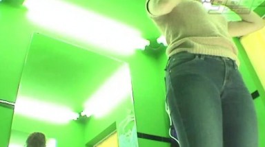 猥琐摄影师 内衣模特拍摄现场 暗藏摄像头偷窥美女模特更衣身材一流