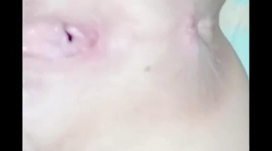 海角社区牛逼大神强上18岁粉嫩柔弱的表妹 在表妹的哭声和反抗中无套侵入了表妹的身体边哄边操