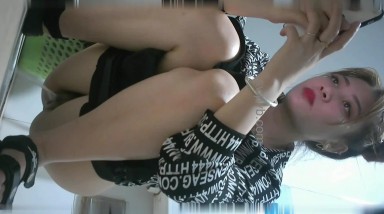 夜店女厕全景偷拍（双镜头+特写）此妞颜值不错 BB嫩滑软口