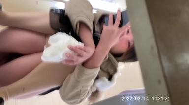 8月新流出大神携带数码相机进女厕直接对着逼拍,然后还用手机伸进去拍脸