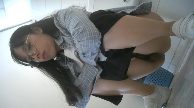 ️科技楼女厕蹲守️金丝眼镜妹 硕大的屁股像开裂一苹果一样