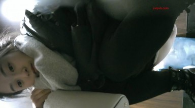 2021八月最新流出奶茶店女厕全景偷拍 高颜值长靴美女来事了，换卫生巾，大腿上的纹身诱人