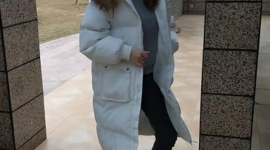 女厕厕拍经典湿地公园跟踪长发可爱小黄毛，没怎么被开发的小BB贼嫩贼嫩的