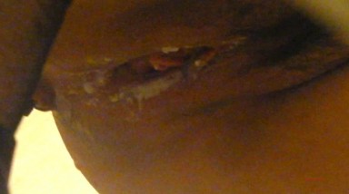 商场女厕洞中偷窥多位年轻的少妇 半蹲着尿不不敢坐