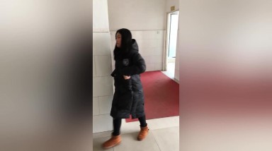 大神女厕偷拍盗摄经典职业学校几个妞，先拍B，完了等出来拍全身，个个都恶狠狠的盯着作者