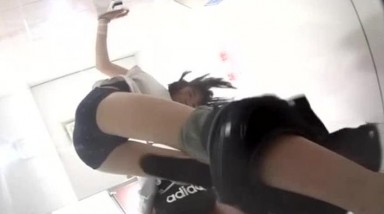 地铁站内女士蹲厕多机位偸拍 下班高峰期间好多漂亮气质妹内急大小便挺漂亮的女白领