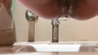 国内厕拍牛人潜入某大厦高档写字楼隔板女厕手持设备近距离偷拍白领尿尿1080P高清无水印原版