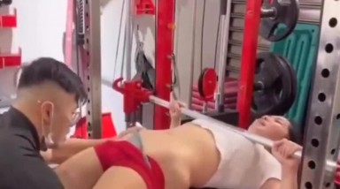 健身女学员 教练 我不行了 来啦 我忍你很久了 扒了裤子就开车 带汗味的运动逼就是香 操着也特紧