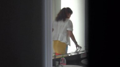 躲进女厕透过门缝拍到正在洗手的贵妇，看镯子成色应该值不少钱，B也很肉感，尿劲十足（原档）