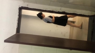 老式办公楼女厕厕拍 洞中偷窥两位美女同事的小黑鲍