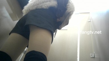 商场女厕偷拍漂亮的小富婆 人美B也美 一买买一堆