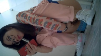 科技园女厕厕拍 来例假也要自慰眼镜骚妹,两片肥厚嫩唇周边毛快揪光了