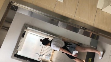 商场女厕厕拍两服务员 蘑菇头出来马尾辫要进 一个逼肥一个瘦 一个唇大一个小