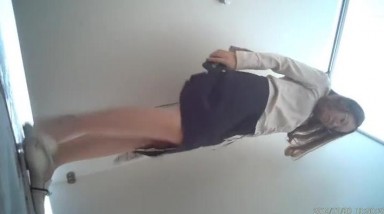 科技园女厕厕拍开叉裙粉内裤知性丽人 鲜红的无毛穴喷起来像天女散花