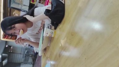 女厕厕拍吃饭遇到爱喝银耳汤的同班女同学 汤喝多了尿多,尿了半天也没尿完